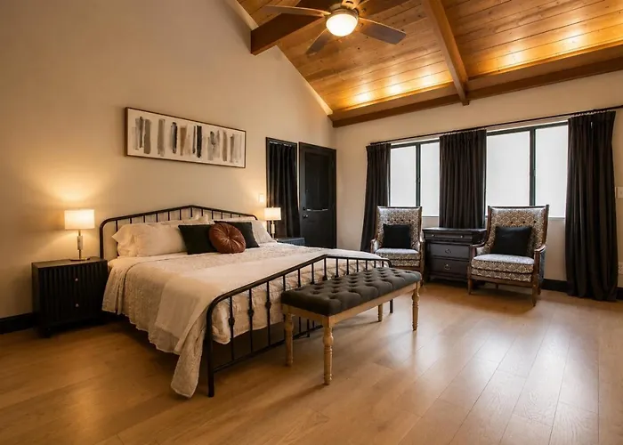 Ultimate Family Getaway-sleeps 18 Tulsa