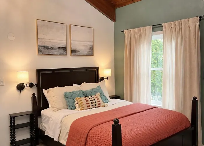 Ultimate Family Getaway-sleeps 18 Holiday home Tulsa