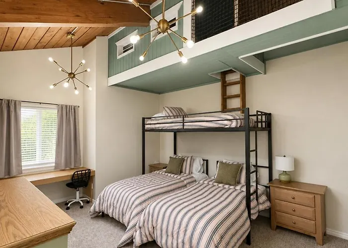 Ultimate Family Getaway-sleeps 18 *