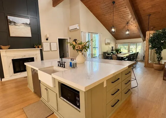 Ultimate Family Getaway-sleeps 18 *