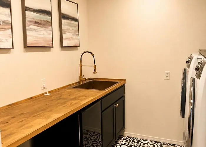 Ultimate Family Getaway-sleeps 18 * Tulsa