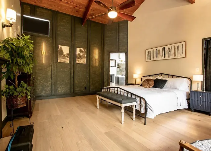 Ultimate Family Getaway-sleeps 18 Holiday home *