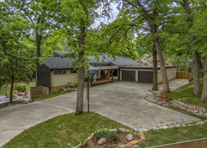 Ultimate Family Getaway-sleeps 18 Holiday home Tulsa